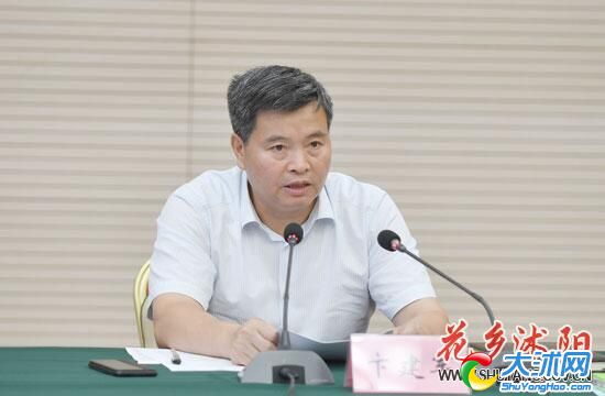 卞建军主持召开全县企业上市工作座谈会