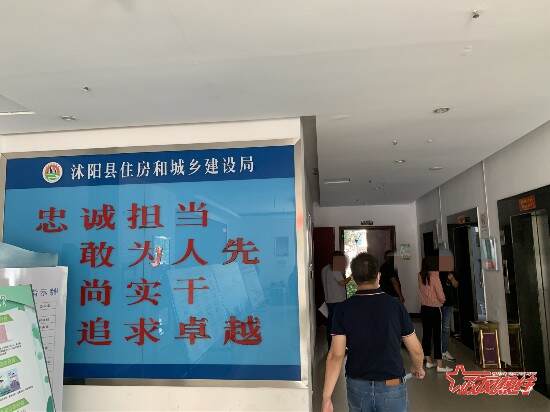 江苏沭阳中梁国宾府小区交付不久就出现房屋漏水、车库积水