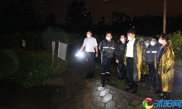 彭伟冒雨检查防汛防台工作时强调细化防汛措施坚持一线作战全力保障人民群众生命财产安全