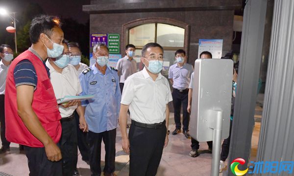 王瑞“四不两直”检查疫情防控工作时强调要以“疫情就在身边”的紧迫感，把好每一道关口、筑牢每一条防线