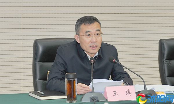 王瑞主持召开县政府十七届六十三次常务会议