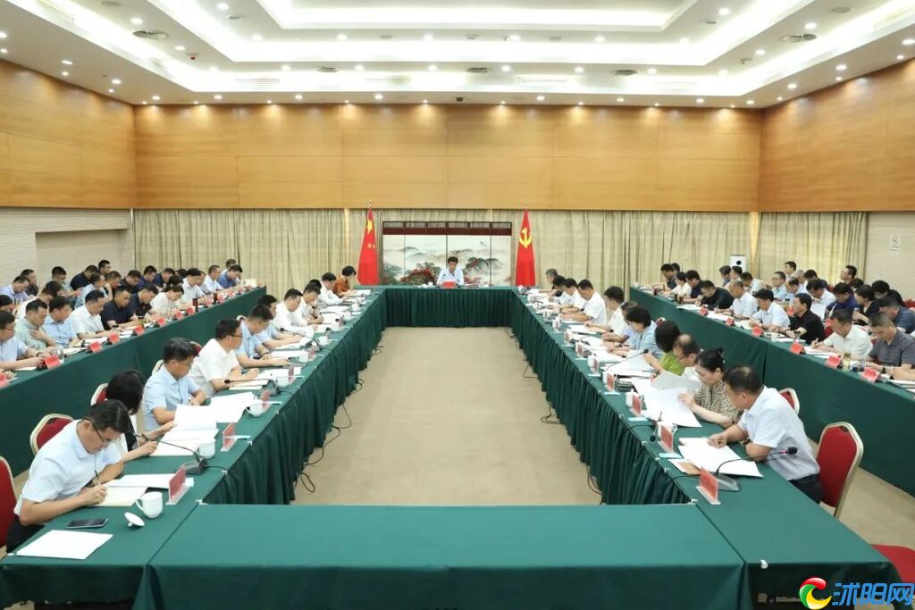 县委常委会会议暨县委理论学习中心组学习会召开