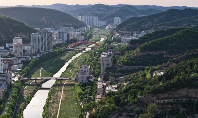 延安:三山鼎峙两水交融的革命圣地