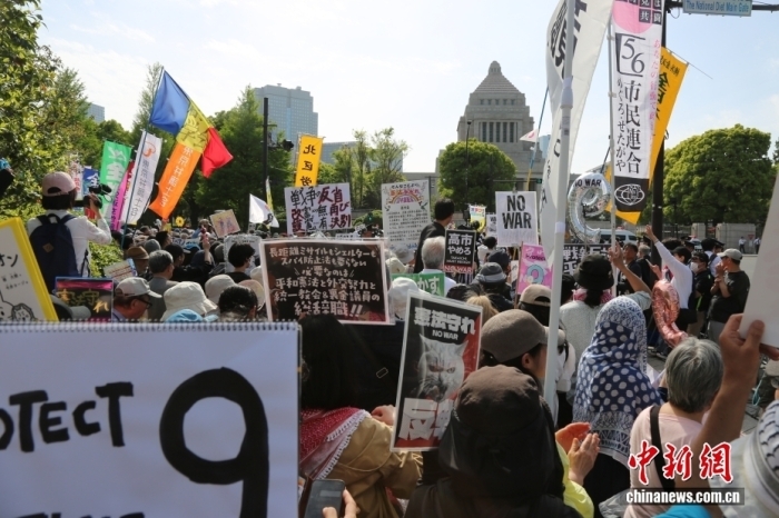 当地时间4月19日，超3万名日本民众在位于东京的国会议事堂前集会，抗议高市早苗政府强推修宪、企图解禁杀伤性武器出口等破坏和平宪法的动向。中新社记者 朱晨曦 摄