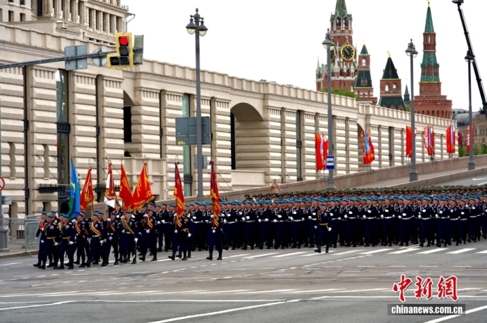 当地时间5月9日,俄罗斯纪念卫国战争胜利81周年阅兵活动在莫斯科红场举行。图为受阅徒步方队准备接受检阅。中新社记者 田冰 摄 当地时间5月9日,俄罗斯纪念卫国战争胜利81周年阅兵活动在莫斯科红场举行。图为受阅徒步方队准备接受检阅。中新社记者 田冰 摄