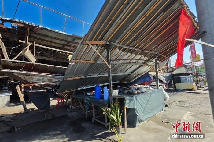 当地时间6月8日,菲律宾南部棉兰老岛附近海域发生7.8级地震。震中附近的桑托斯将军城震感达到“破坏性”级别,苏丹库达拉省帕林邦镇等地震感为“非常强烈”,达沃市及哥打巴托省多地震感为“强烈”,棉兰老岛南部其他地区亦有不同程度震感。图为桑托斯将军城部分建筑受损。中新社发 菲律宾新闻署 供图 当地时间6月8日,菲律宾南部棉兰老岛附近海域发生7.8级地震。震中附近的桑托斯将军城震感达到“破坏性”级别,苏丹库达拉省帕林邦镇等地震感为“非常强烈”,达沃市及哥打巴托省多地震感为“强烈”,棉兰老岛南部其他地区亦有不同程度震感。图为桑托斯将军城部分建筑受损。中新社发 菲律宾新闻署 供图