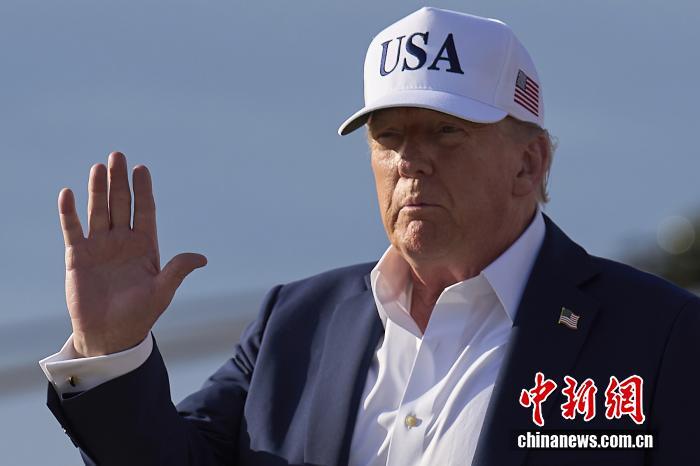 当地时间2025年7月6日,美国总统特朗普向媒体挥手致意。图/视觉中国 当地时间2025年7月6日,美国总统特朗普向媒体挥手致意。图/视觉中国