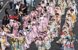 千年古城江苏盱眙：民俗巡游燃动“龙虾之都”